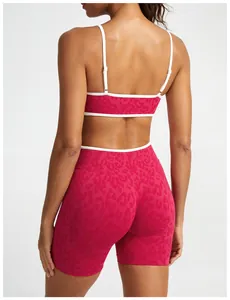 Vue arrière d'un ensemble de yoga sans couture à motif léopard rose avec soutien-gorge
