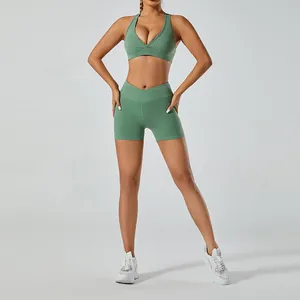Vue détaillée de l'ensemble de yoga vert brossé avec short taille haute et soutien-gorge