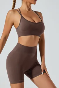 Gedetailleerd overzicht van naadloze sport-beha en korte yoga-broek met hoge taille