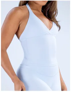 Detalle de un top de yoga azul claro cepillado con cuello de pico y diseño halter.