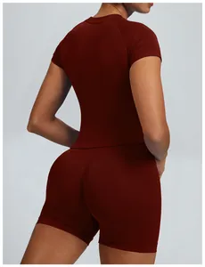 Achteraanzicht van een naadloze bordeauxrode yogaset met korte mouwen en een short