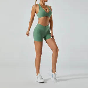Détail de l'ensemble de yoga vert sauge avec brassière et short taille haute