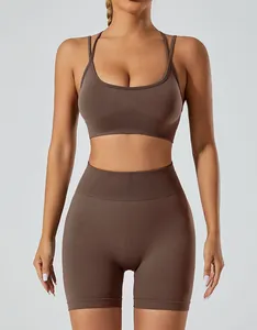 Detailweergave van naadloze sportbeha en bruine yogashorts met hoge taille voor fitness