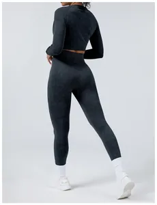 Rückansicht eines nahtlosen Acid-Wash-Sportsets mit High-Waist-Leggings und Crop-Top