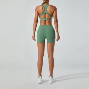 Vue arrière d'un ensemble de yoga vert avec soutien-gorge de sport et short.
