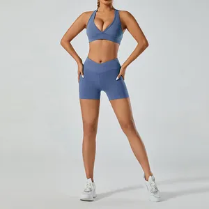 Vue détaillée de l'ensemble de yoga bleu poudré avec short taille haute croisé