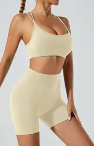 Detail van beige naadloze yogaset met sportbeha en korte broek met hoge taille