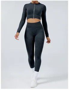 Vollansicht eines sandgewaschenen nahtlosen Yoga-Sets mit Crop-Jacke und Leggings
