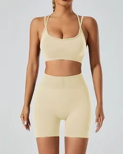 Detail van naadloze crèmekleurige yogaset met korte broek met hoge taille en sportbeha
