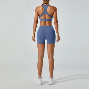 Vue arrière détaillée d'un soutien-gorge de sport bleu et d'un short de yoga à taille haute