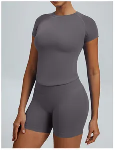 Donkergrijze naadloze yogaset detail met getailleerde top met korte mouwen en korte broek