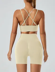 Gedetailleerd achteraanzicht van naadloze sport-bh en yoga-shorts met hoge taille in crème.