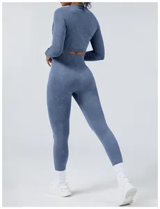 Rückansicht des nahtlosen blau gewaschenen Yoga-Sets mit Leggings und Crop-Top