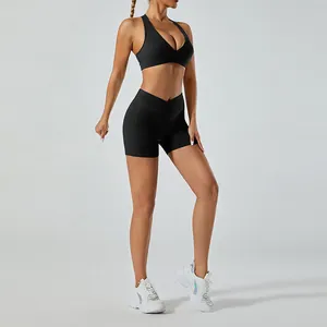 Ensemble de yoga noir professionnel comprenant un soutien-gorge de sport et un short haut
