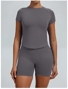 Detail van naadloze antracietgrijze yogaset met top met korte mouwen en hoge taille shorts.