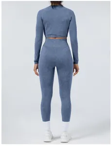 Rückansicht eines nahtlosen High-Waist-Yoga-Sets in Schieferblau mit Sandwaschung