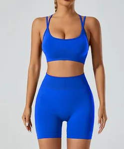 Detailweergave van de naadloze kobaltblauwe sport-bh en yoga-shorts set met hoge taille.