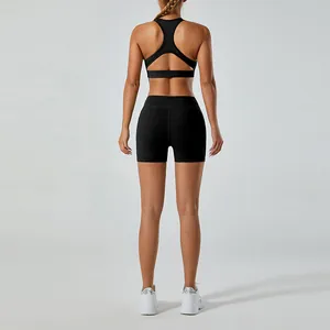 Vue arrière d'un ensemble de brassière de sport dos nageur et short de yoga noir