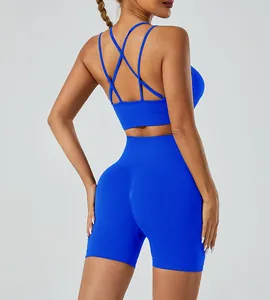 Achteraanzicht van naadloze blauwe yogaset met gekruiste bandjes en liftende korte broek