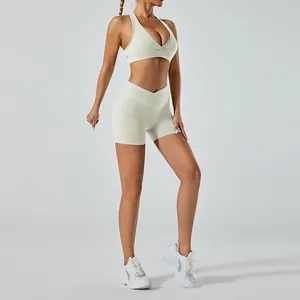 Détail de l'ensemble de yoga brossé avec brassière croisée et short à taille haute.