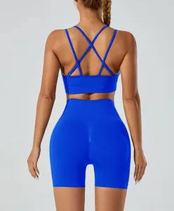 Achteraanzicht van blauwe naadloze yogaset met cross-back sportbeha en lifting shorts.