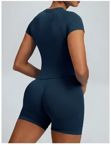Gedetailleerd achteraanzicht van naadloze blauwe yogaset met korte mouwen en strakke short