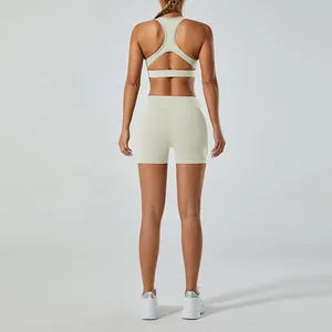 Vue arrière d'un ensemble de yoga crème avec soutien-gorge découpé et short taille haute.