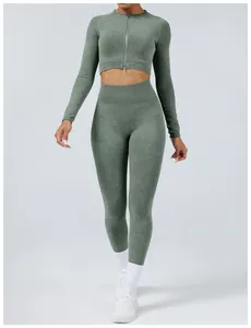 Detailansicht eines nahtlosen sandgestrahlten Yoga-Sets mit hoher Taille und Reißverschluss.