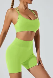 Detailopname van de naadloze neon-groene sportbeha en de high-waist biker shorts set