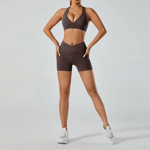 Ensemble de yoga marron deux pièces avec short taille haute et brassière