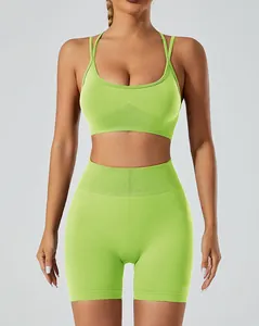 Detail van een limoengroene naadloze yogaset met geribbelde shorts met hoge taille