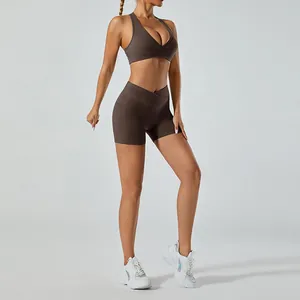 Vue détaillée d'un short de fitness marron à taille haute et d'un soutien-gorge de sport