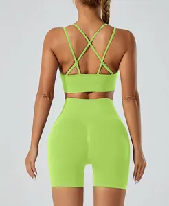 Achteraanzicht van limoengroene naadloze yogaset met kruisbeha en hoge taille shorts.