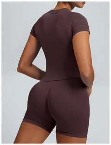 Achteraanzicht van naadloze donkerbruine sport yoga set met korte mouwen top en korte broek