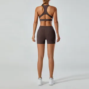 Vue arrière d'un ensemble de yoga marron avec brassière et short de sport