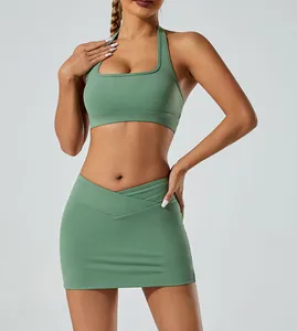 Détail de l'ensemble de yoga vert sauge avec brassière licou et jupe-short croisée