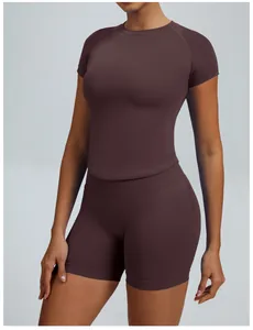 Detailweergave naadloze yoga-set in donkerpruim voor dames sport en fitness