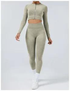 Detailansicht eines nahtlosen sandgewaschenen Yoga-Sets mit Leggings und Jacke
