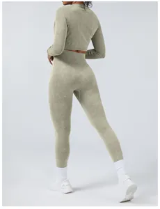 Rückansicht eines nahtlosen, sandgestrahlten Yoga-Sets mit Leggings und kurzem Oberteil