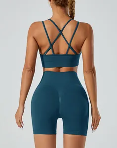 Achteraanzicht van een naadloze teal yogaset met sportbeha en nauwsluitende korte broek