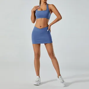 Vue frontale complète de l'ensemble de sport bleu deux pièces avec haut licou et jupe