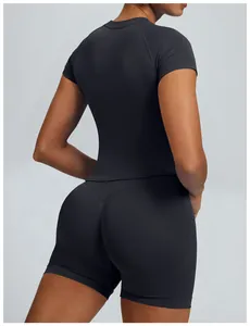 Achteraanzicht van zwarte naadloze yogaset met slim fit shirt en strakke short