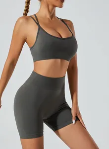 Detail van de naadloze donkergrijze sportbeha en yoga-short met hoge taille set
