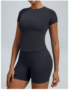 Detail van de grijze naadloze yogaset met top met korte mouwen en bijpassende fietsshorts.