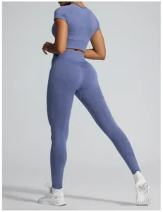 Detail von blauem nahtlosem Yoga-Set mit High-Waist-Leggings und bauchfreiem Oberteil