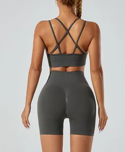 Achteraanzicht van een naadloze antraciet sportbeha en push-up yogashortset voor fitness.