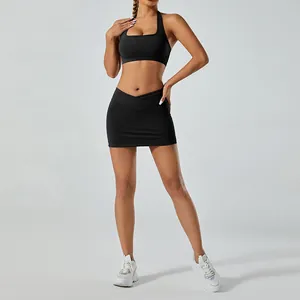 Ensemble de yoga noir en tissu brossé avec haut licou et jupe-short croisée