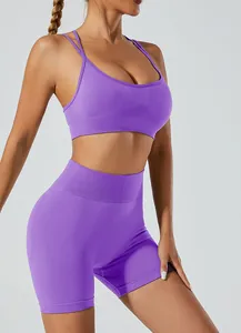 Gedetailleerde weergave van paarse naadloze yogaset met sportbeha en korte broek