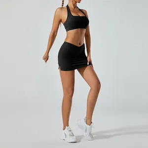 Détail montrant l'ensemble de yoga noir complet et la jupe de sport à taille croisée
