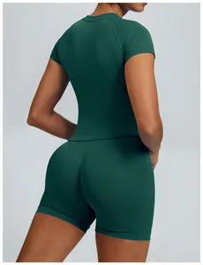 Achteraanzicht van een groene naadloze yogaset met slim-fit top met korte mouwen en shorts